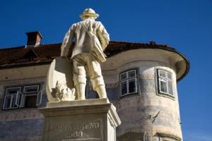 Arhitekturni detajli, 3. nagrada: Janez Resman, V spomin postavljeno